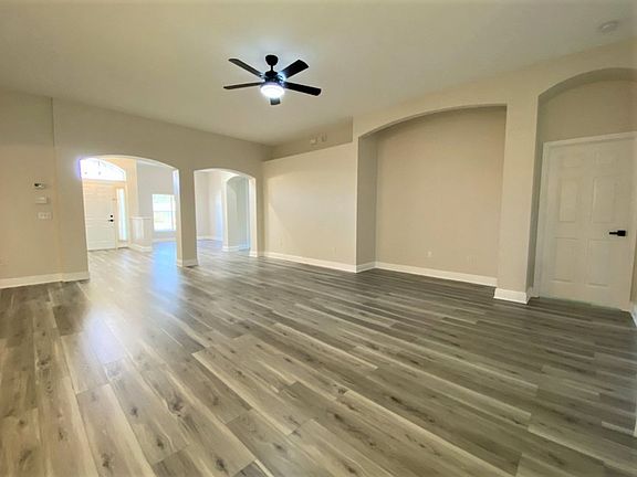 3rd image of 11 Fernmeadow Ln