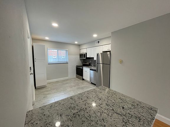 3rd image of 4604 Shrewsbury Ave APT E
