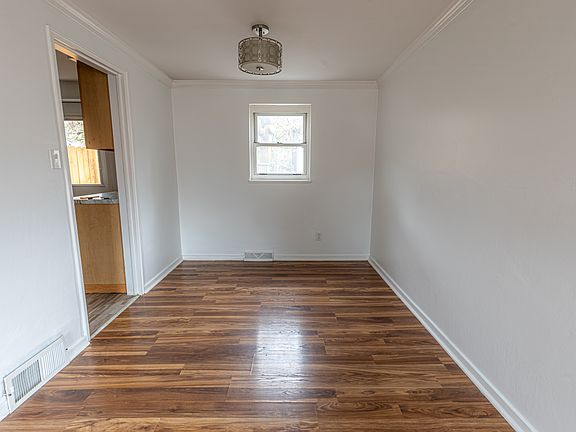 4th image of 42 Wenzell Pl