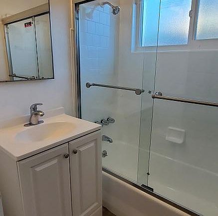 5th image of 611 S Flower St #6