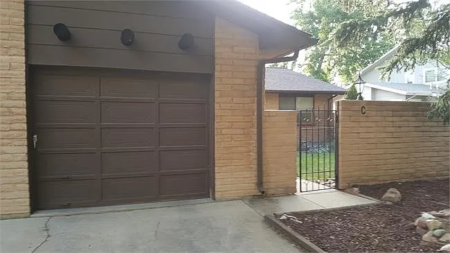 957 Roxwood Ln #C — Photo 1