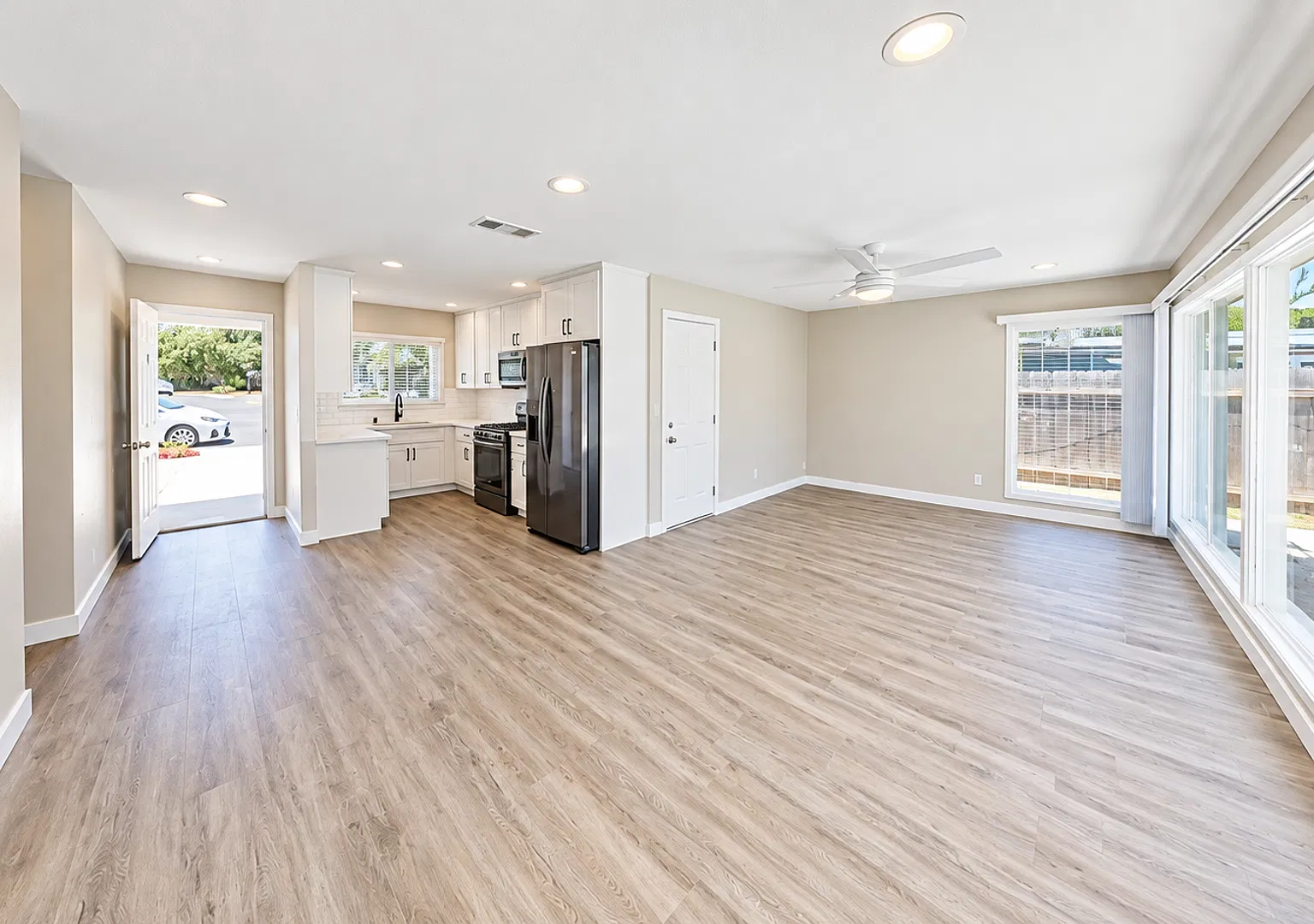 Beautiful home on Tipton with private yard!! — Photo 4