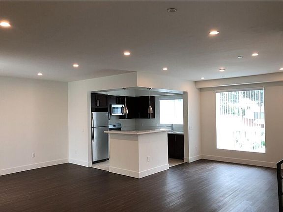 3rd image of 14247 Delano St #101