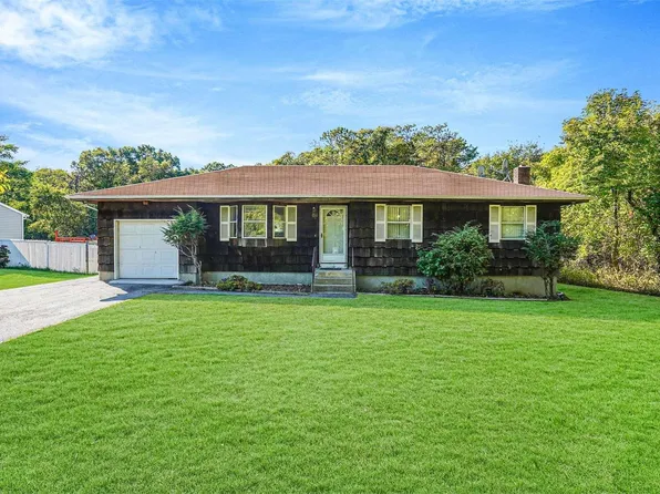 64 Wards Lane, Bellport, NY 11713
