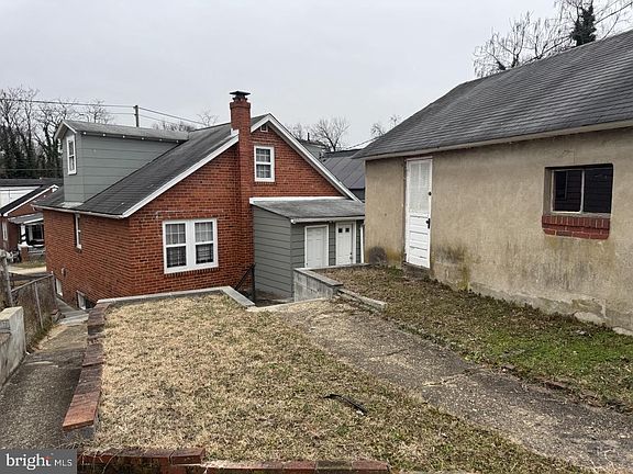 3rd image of 419 Larchmont Ave