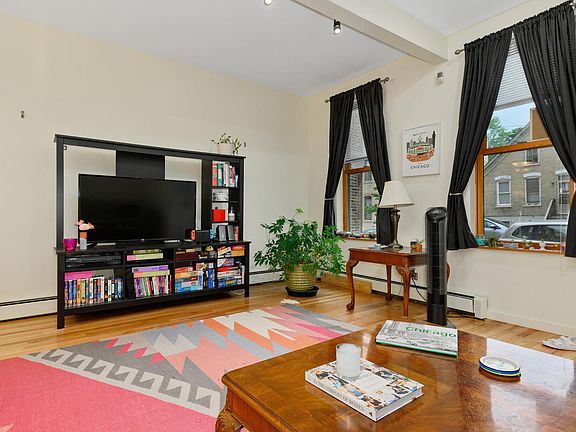 3rd image of 2047 W Shakespeare Ave #F