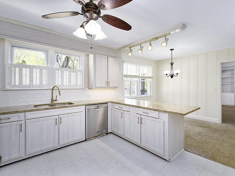 102 Tiffany Dr — Photo 5