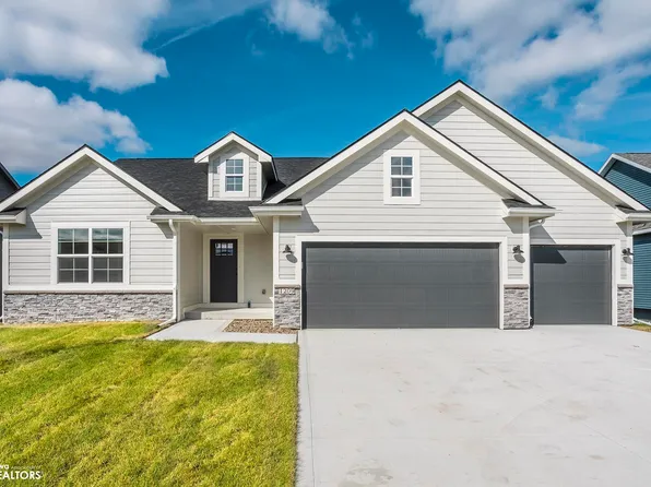 818 Woodside Dr, Marshalltown, IA 50158