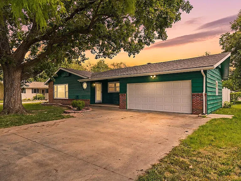 427 N Pamela Ave