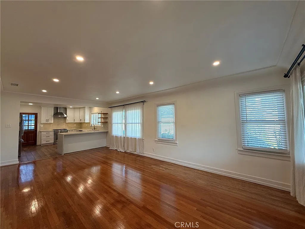 3 bed, 1060 sqft, $4,600 — Photo 2