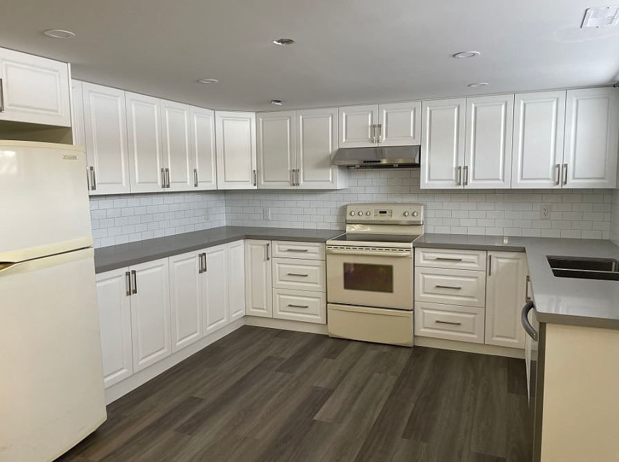 1st image of 370 Centre St E