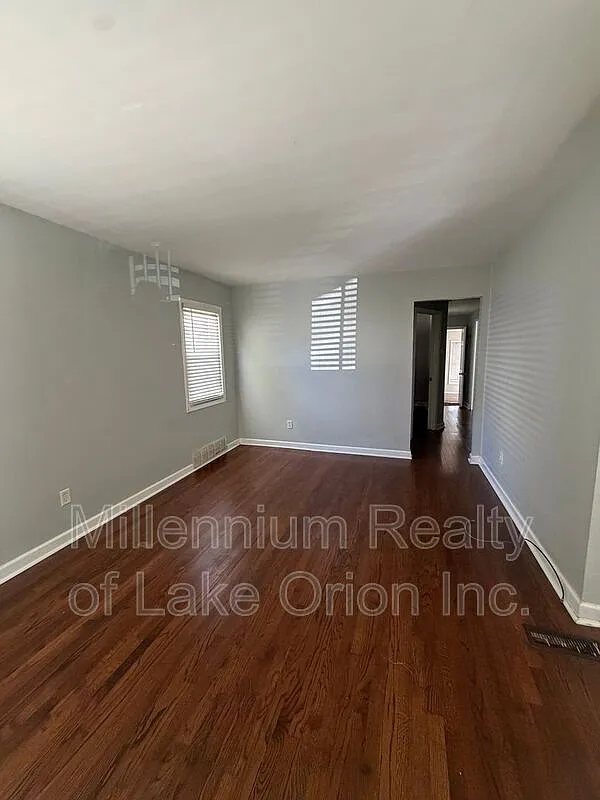 3 bed, 1.0 bath, 1056 sqft, $1,350 — Photo 3