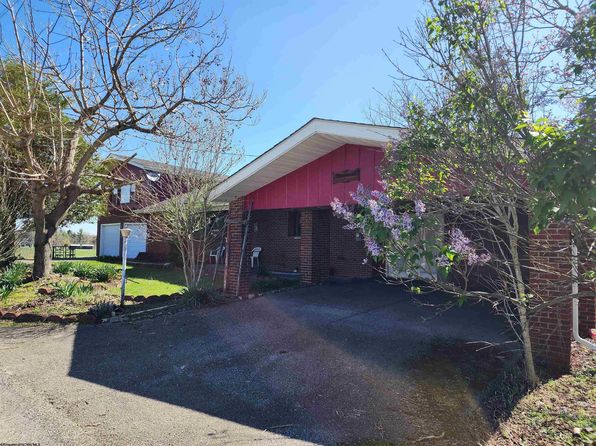 413 Green Acres Cir, Spencer, WV 25276