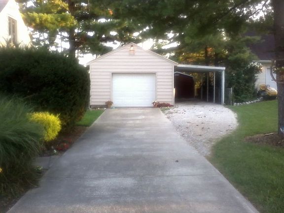 Detached Garage