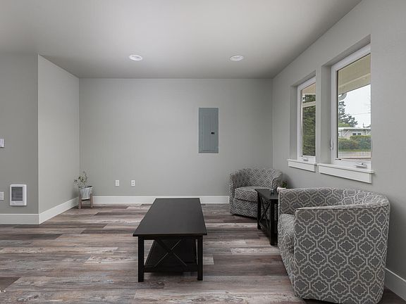 3rd image of 702 SE Reef Ave