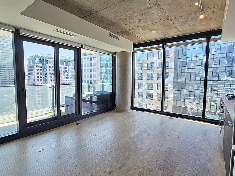224 King St W #1207 — Photo 4