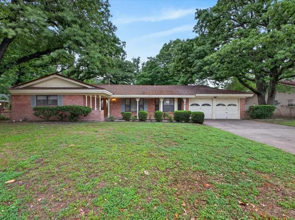 845 Wheelwood Dr, Hurst, TX 76053
