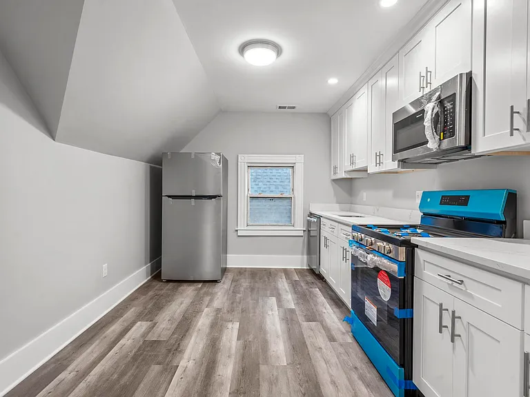 548 Ferry St #3 — Photo 1