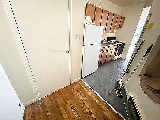 4th image of 398 Tompkins Ave #2B