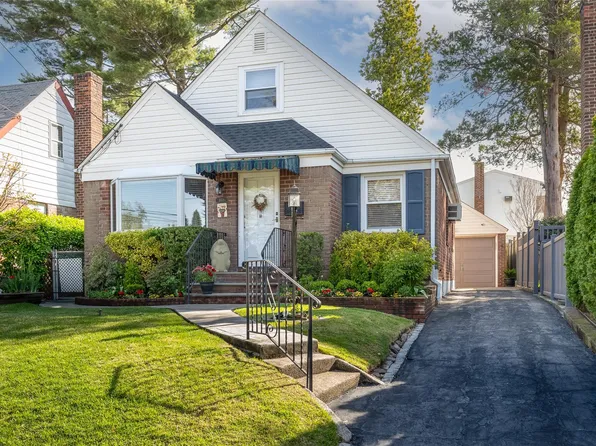 448 White Road, Mineola, NY 11501