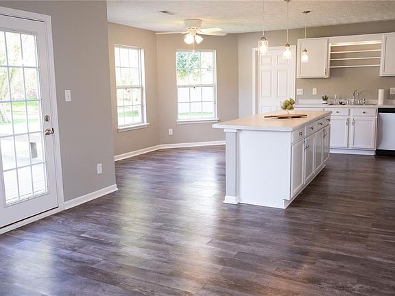 3rd image of 9 Wyndham Dr