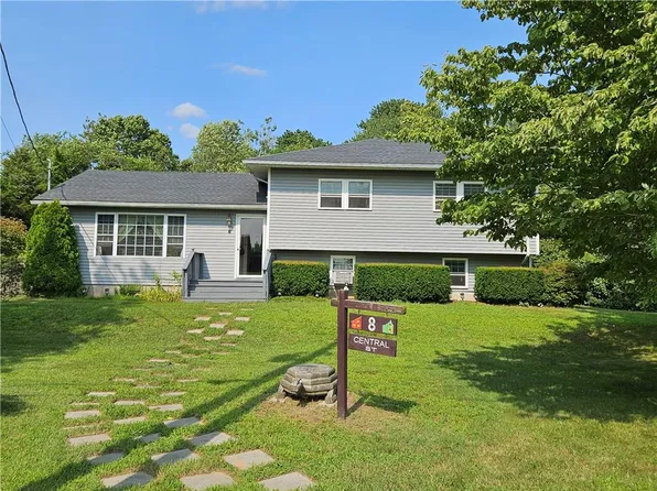 8 Central St, Wyoming, RI 02898
