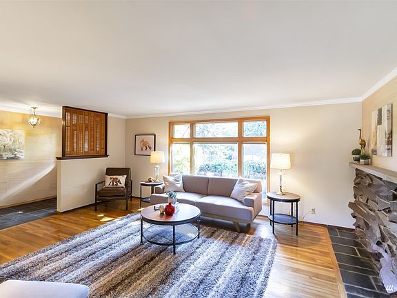 Living Room>