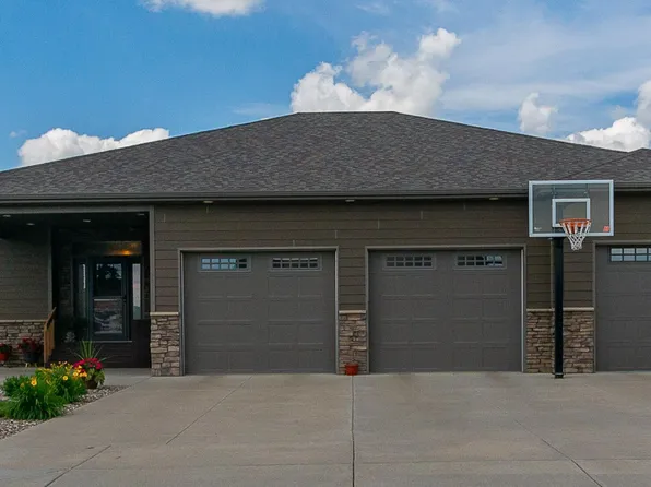 2248 7th St W, Dickinson, ND 58601