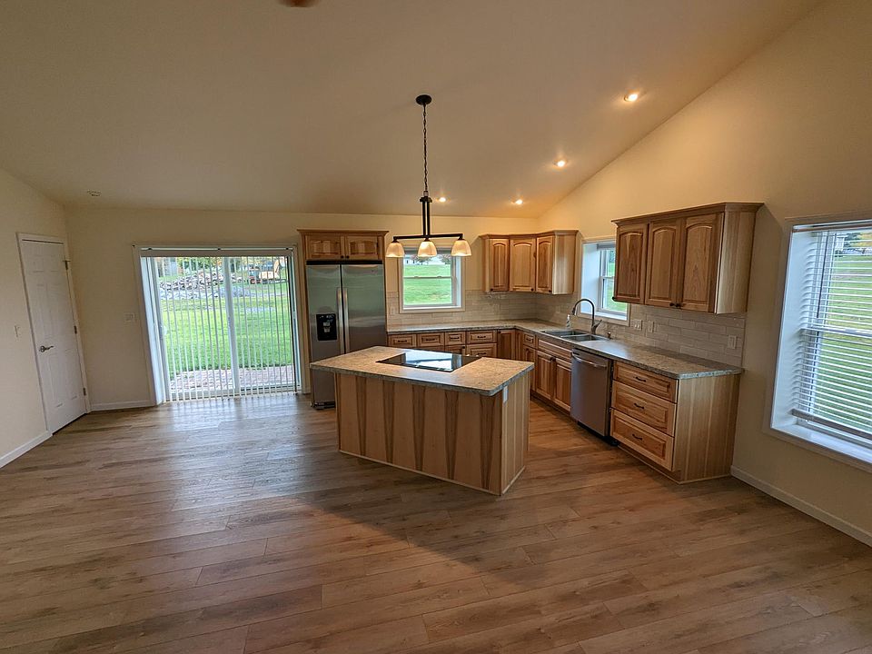 Stainless appliances, Hickory Cabinets, Island/Bar, eating area,