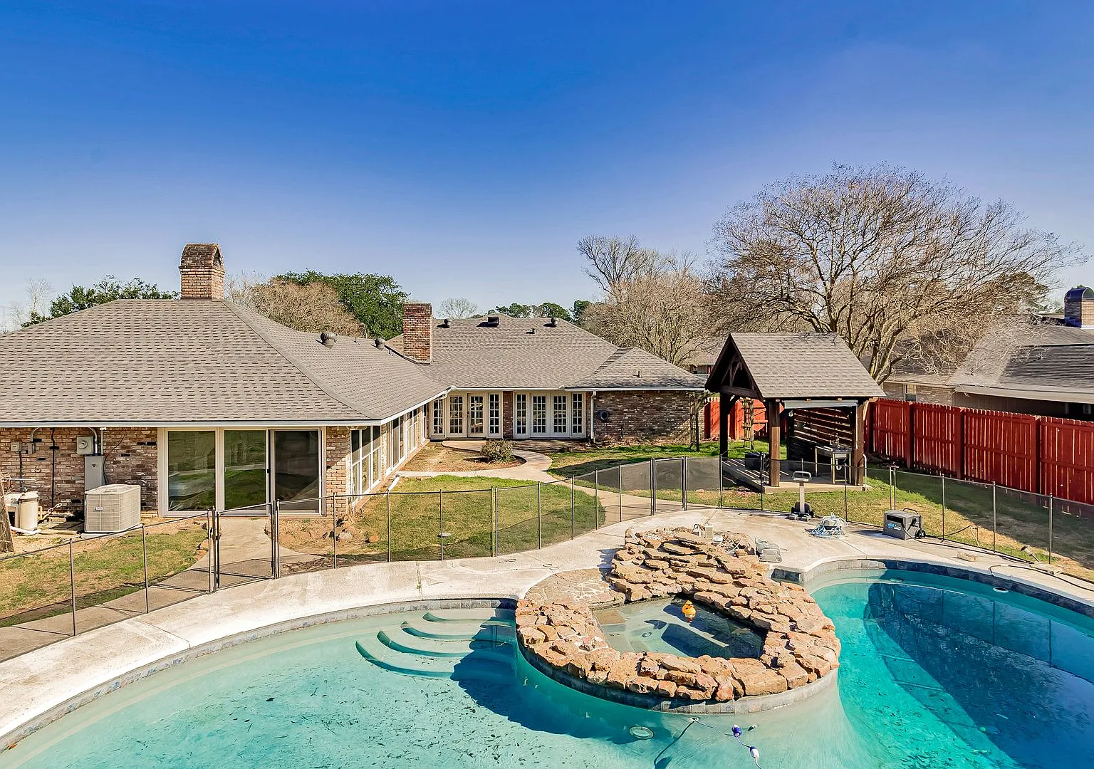 Resort-Style 4 Bedroom Home with Pool & Outdoor Pavilion in Pine Park — Photo 4