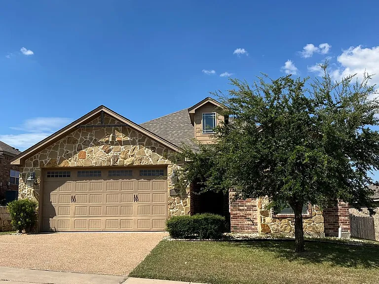 3005 Stallion Dr — Photo 1
