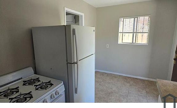 4th image of 3840 Hilltop Dr