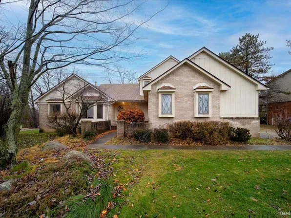 5344 Waterview Dr, West Bloomfield, MI 48323