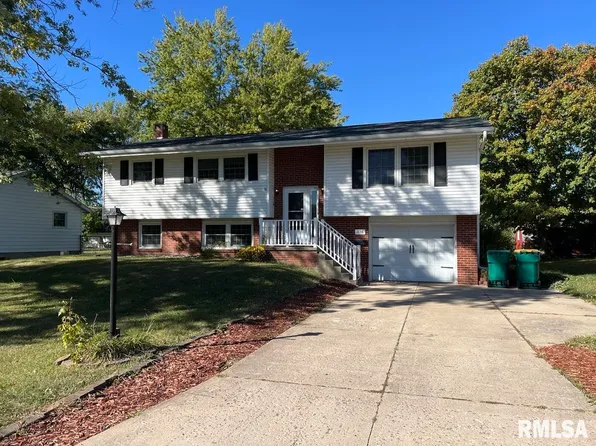 1138 Memorial Dr, Macomb, IL 61455