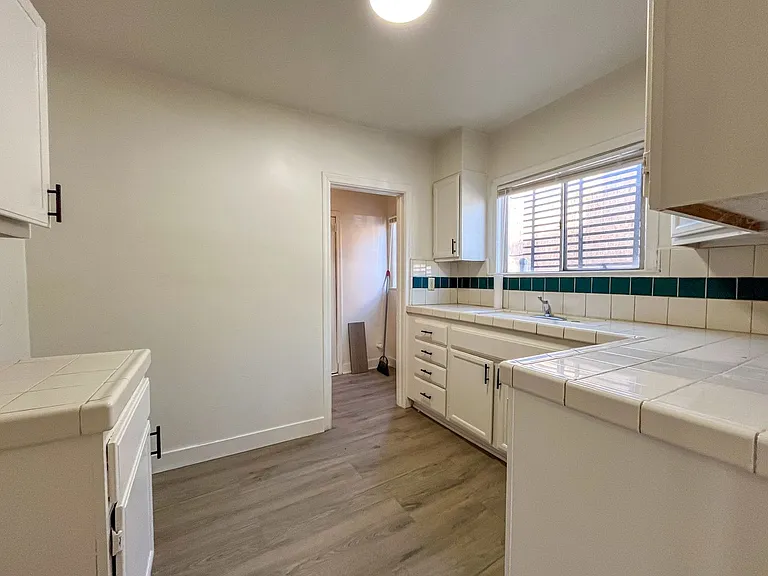 1450 W 39th St — Photo 36