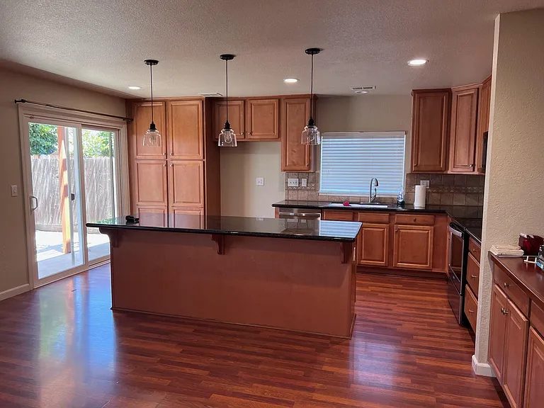 425 Bluefield Ave — Photo 2