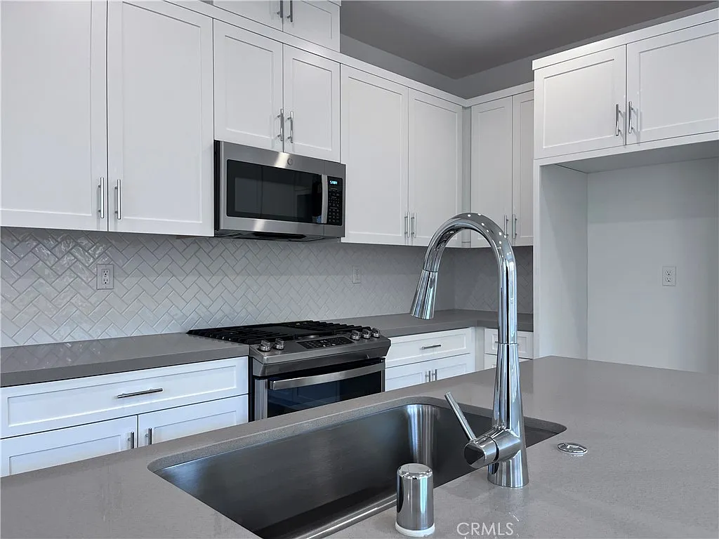 3 bed, 2.5 bath, 1730 sqft, $3,750 — Photo 4