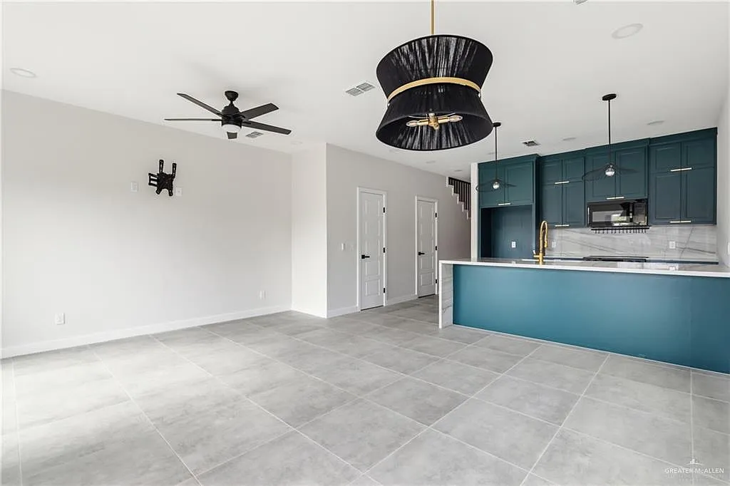 3 bed, 2.5 bath, 1429 sqft, $2,000 — Photo 3