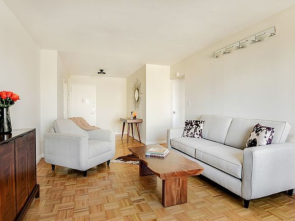 3rd image of 61 W 62nd St APT 25A