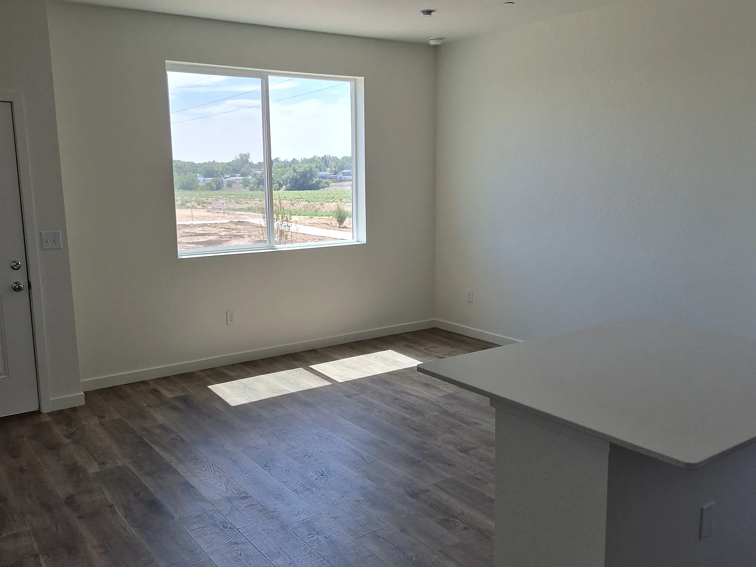 2 bed, 1040 sqft, $2,100 — Photo 4
