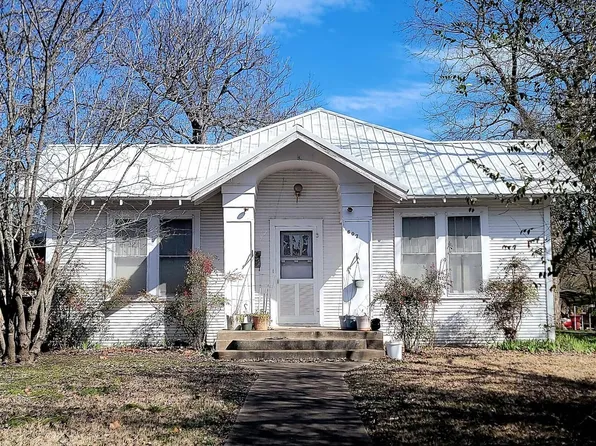 607 N Walnut St, Clarksville, TX 75426