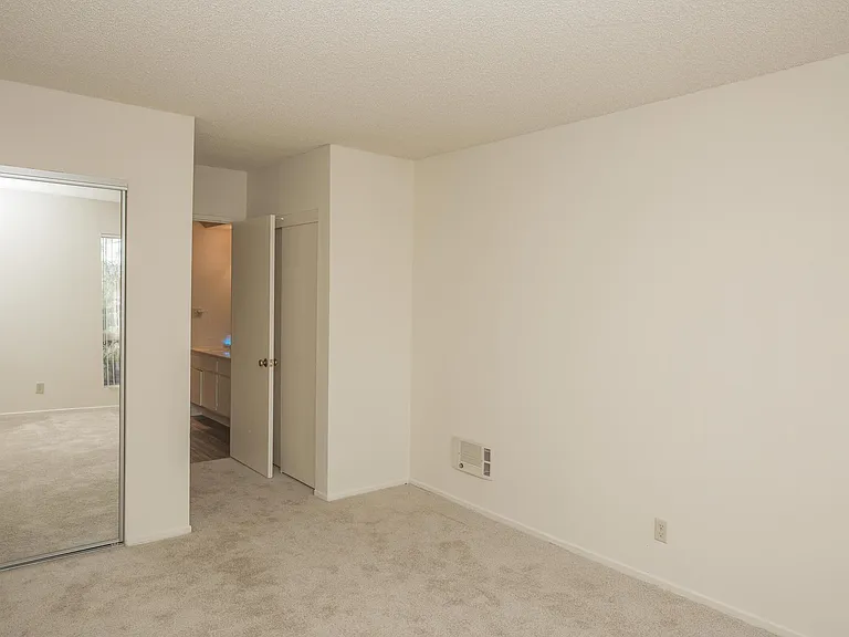 Emerald Victoria Apartments — Photo 14