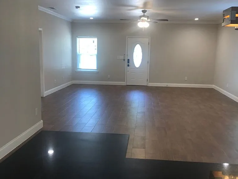 1012 E Oak St — Photo 5