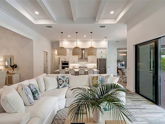 4th image of 325 Holly Rd