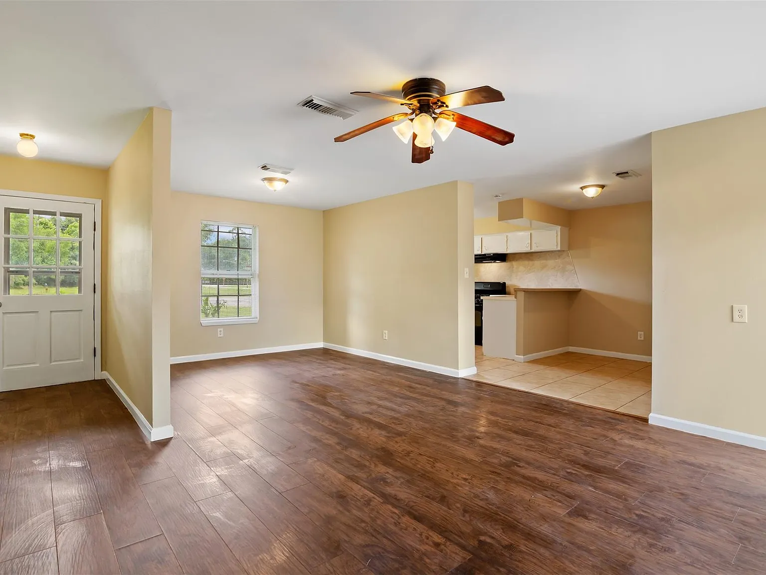 3 bed, 1.5 bath, 1358 sqft, $1,850 — Photo 2