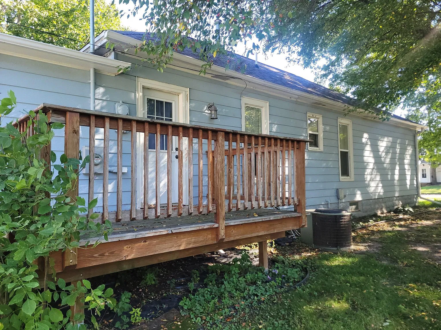 3 bed, 1.5 bath, 968 sqft, $1,100 — Photo 2