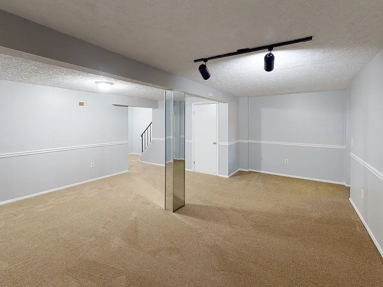 30 Samantha Ct — Photo 8