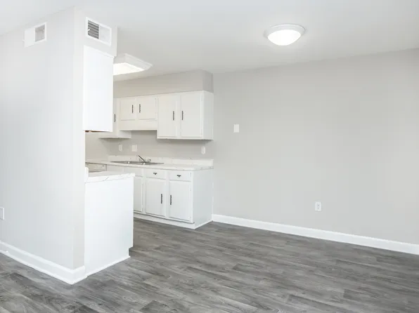 Meadowbrook Apartments, 2320 Ginger Ln #E1de3db67, Charlotte, NC 28215