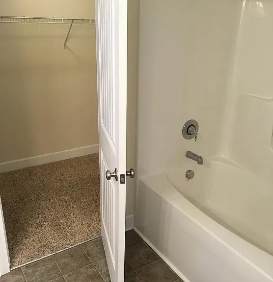 111 Glasgow Dr — Photo 17