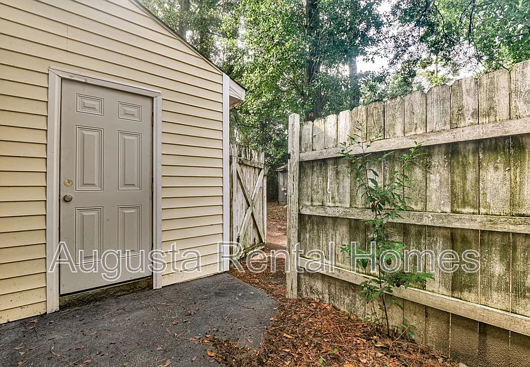 137 Chalet North Ct — Photo 5